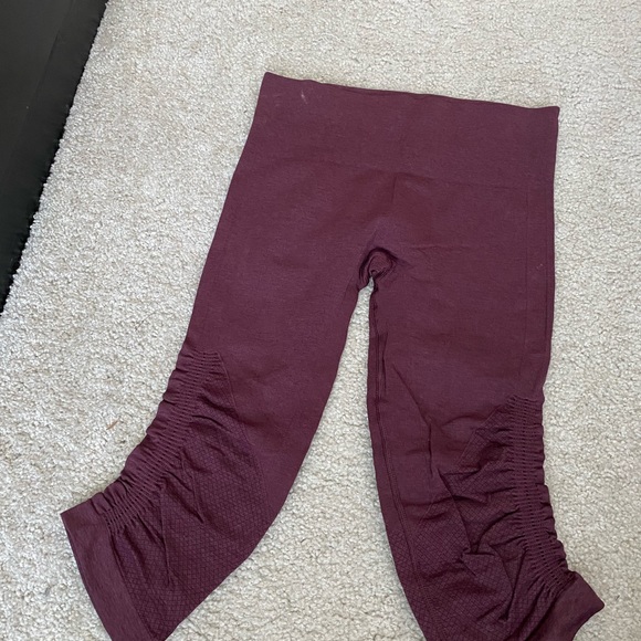 Lulu Lemon, High Rise Crop, Size 2 - Picture 4 of 4